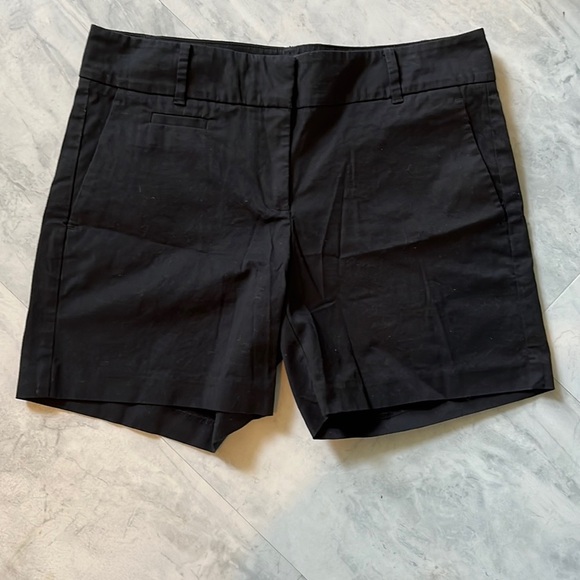 Ann Taylor New Devin Fit Black NWOT Shorts Runs big Size 4 - Picture 1 of 9